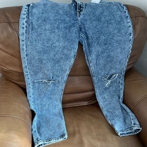 Abercrombie and Fitch mom jeans. Size 28. Which is also a 6 Regular. Worn once.